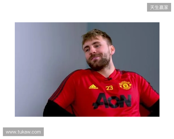 曼联名宿埃尔文:卢克-肖非常适合左中卫,他本赛季太出色了 曼联名宿埃尔文:卢克-肖非常适合左中卫,他本赛季太出色了