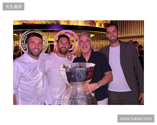 安东内拉晒一家人同美职联奖杯合照:恭喜亲爱的,我们爱你