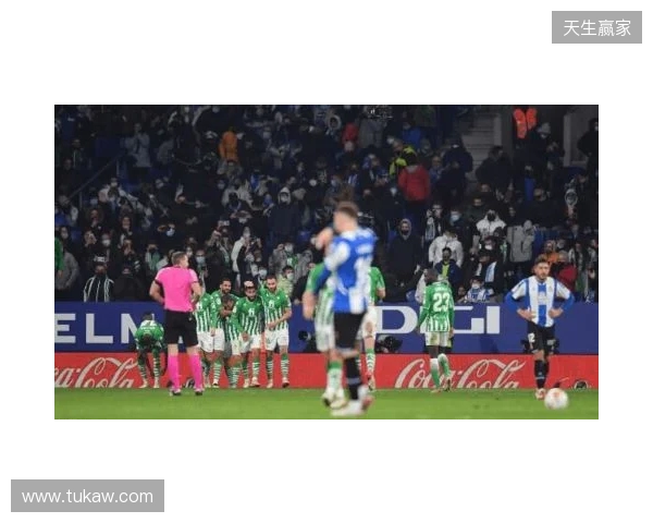 西班牙名嘴：维尼在替补席发笑不职业，在哪都该被开除