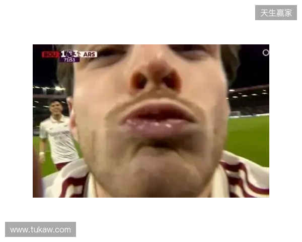 小雷：摄像机都是口水，得管你收费了！赖斯：只是轻吻了一下😂